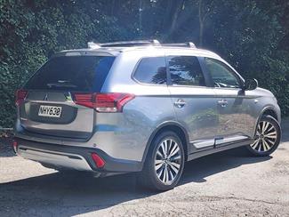 2021 Mitsubishi Outlander - Thumbnail