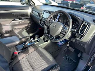 2015 Mitsubishi Outlander - Thumbnail